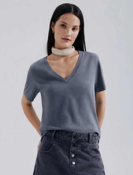 CAMISETA BÁSICA DE ALGODÓN ESCOTE EN V GRIS