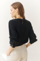 BLUSA A LA BASE NEGRO