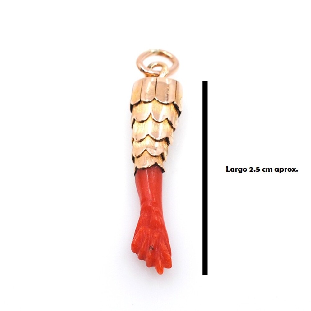 Dije con manito de coral y engarce en oro Dije con manito de coral y engarce en oro