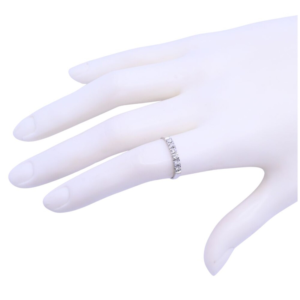 Medio sin fin blanco 18 k con 6 brillantes engarce 4 puntas. Medio sin fin blanco 18 k con 6 brillantes engarce 4 puntas.