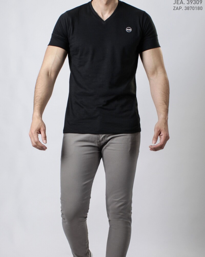 Remera Escote V Con Puño Negro