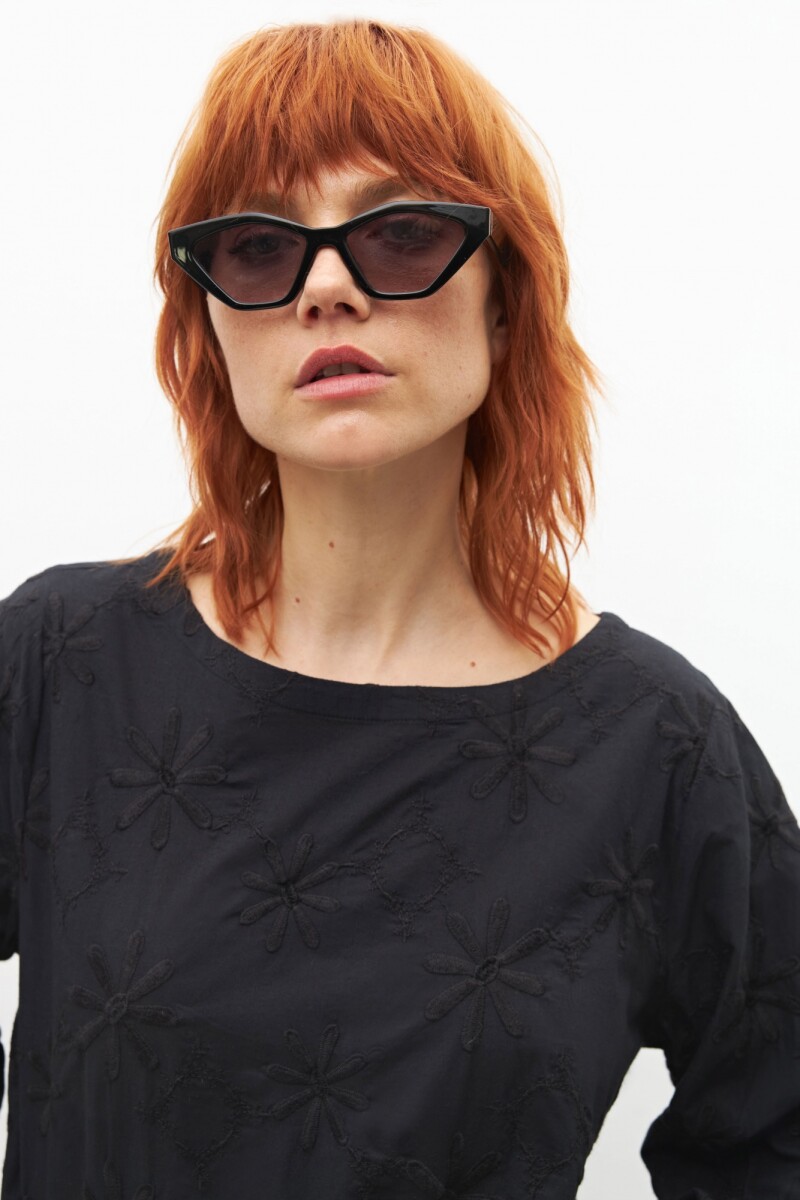 Blusa bordada negro