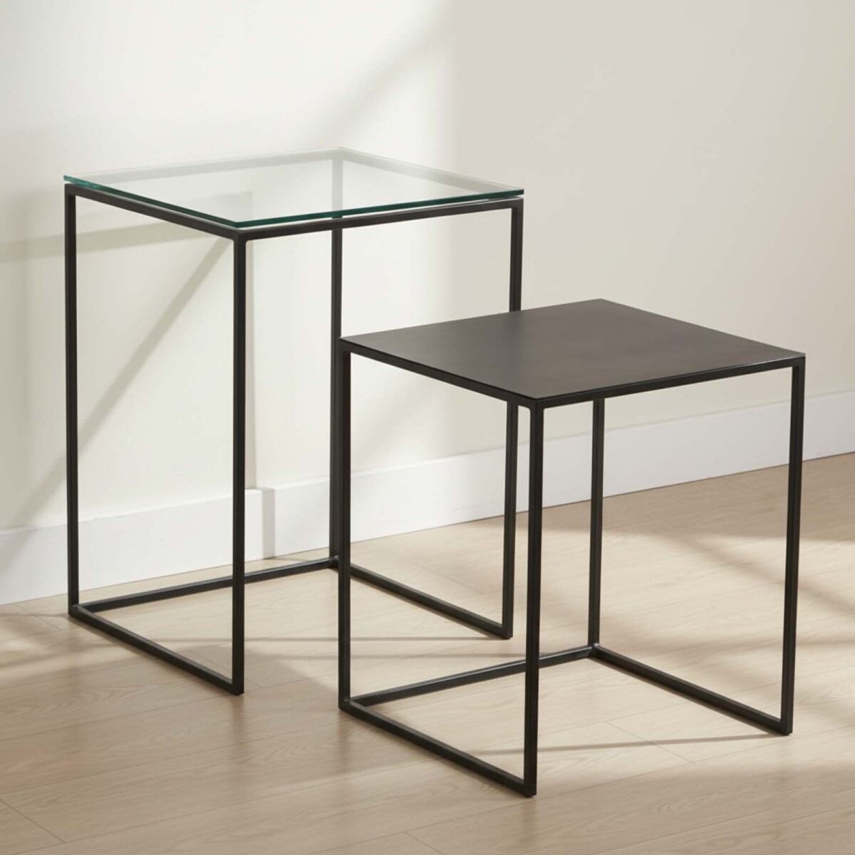 MASA AUXILIAR DE LIVING - METAL-VIDRIO-Y-MADERA GRIS SILVER PLATA 