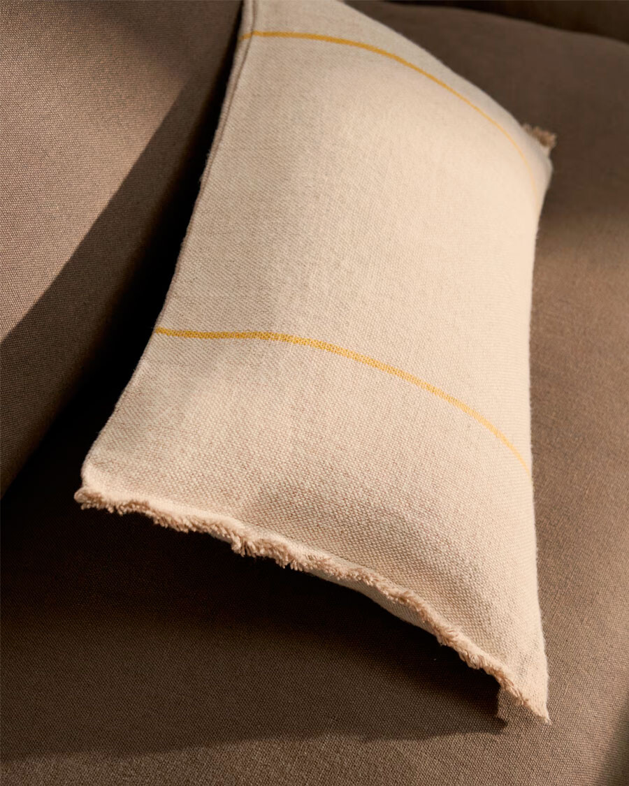 Almohadón Lidore de lino beige con rayas a contraste amarillo 30 x 50 cm Almohadón Lidore de lino beige con rayas a contraste amarillo 30 x 50 cm