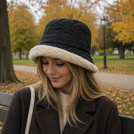 Gorro piluso puffer con corderito Negro