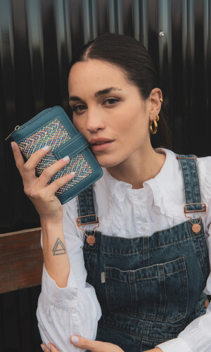 BILLETERA AGNES ZIGZAG MULTICOLOR AZUL