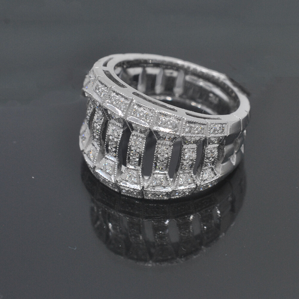Anillo en oro 18k blanco, calado, con brillantes Anillo en oro 18k blanco, calado, con brillantes
