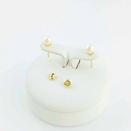 Par caravanas de oro 18 ktes y perla de cultivo de 7 1/4 mm. Par caravanas de oro 18 ktes y perla de cultivo de 7 1/4 mm.
