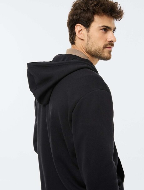 CHAQUETA BÁSICA REGULAR EN SUDADERA CON FORRO POLAR NEGRO