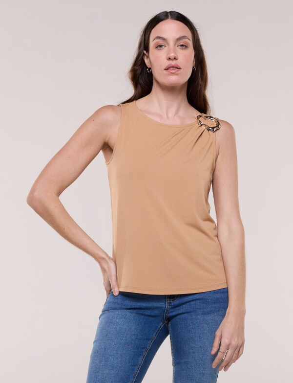 Musculosa Con Broche TOSTADO