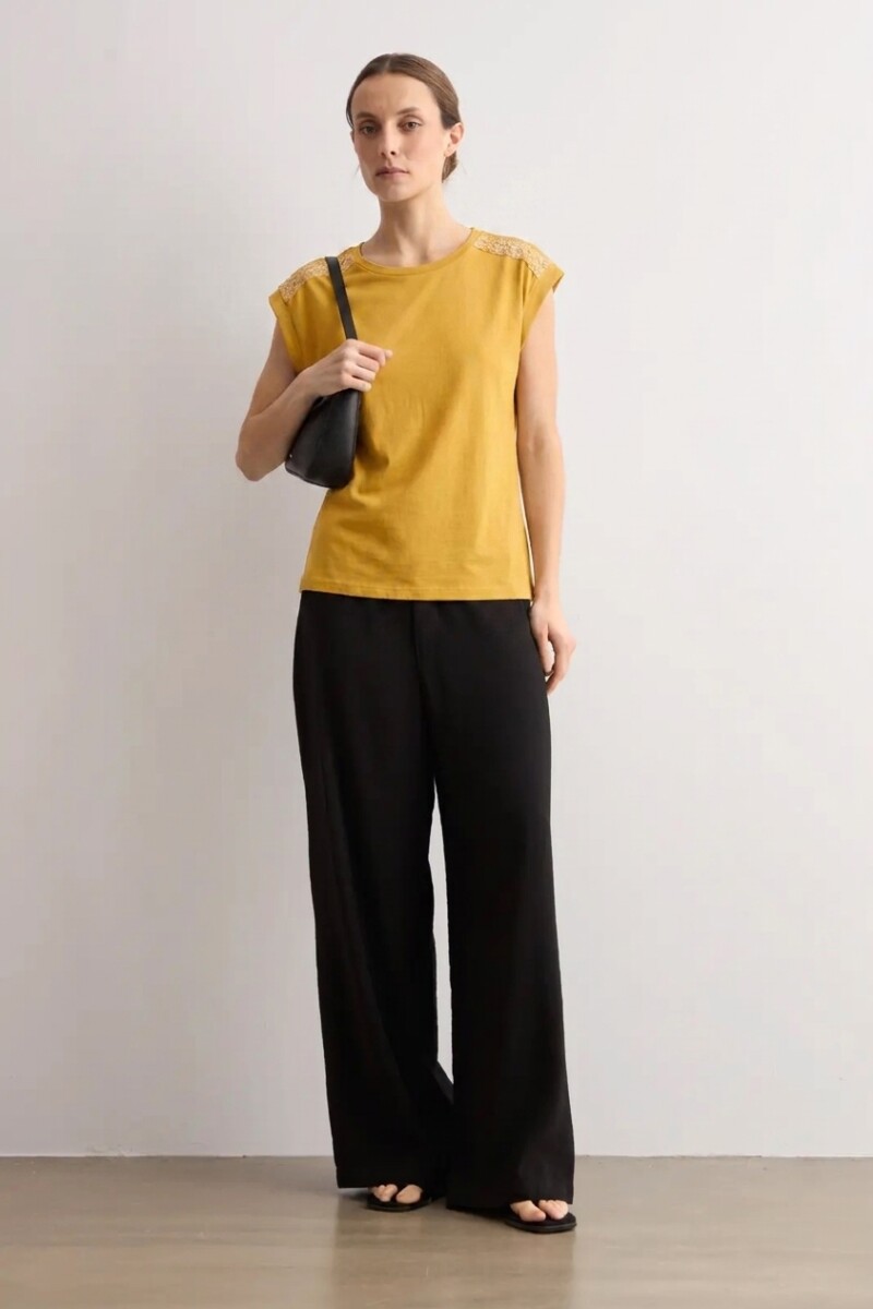 Remera puntilla de broderie maiz