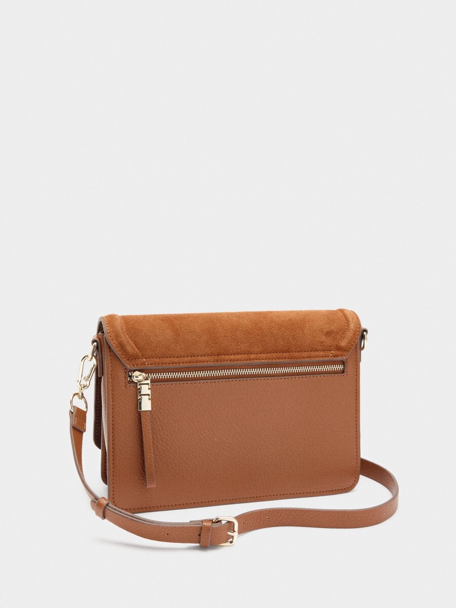 Bolso Bandolera Con Solapa Y Detalles De Piel camel