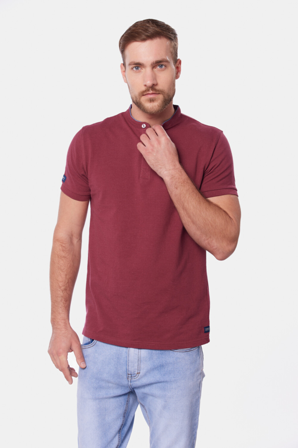 REMERA LISA CUELLO MAO Bordo