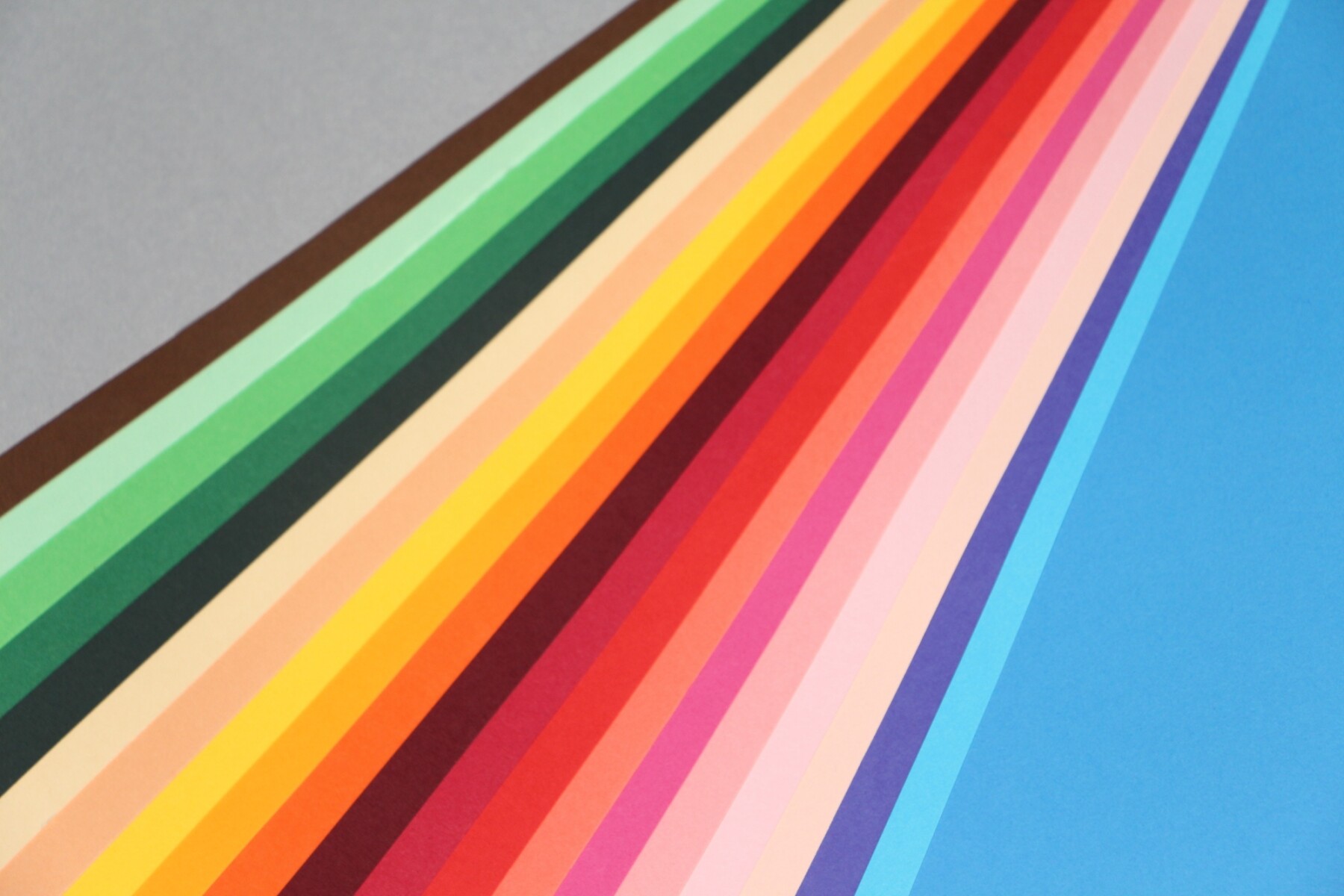 DOCENA DE PAPEL AFICHE 50X70 VARIOS COLORES 