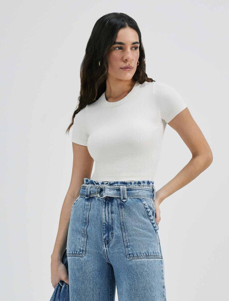 BLUSA CROPPED EN TELA ACANALADA BEIGE