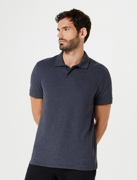 CAMISETA BÁSICA CON CUELLO GRIS OSCURO