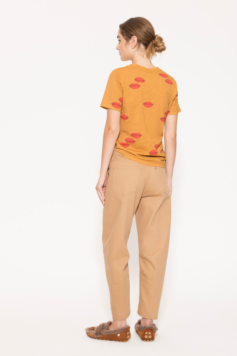 REMERA KISSES Camel