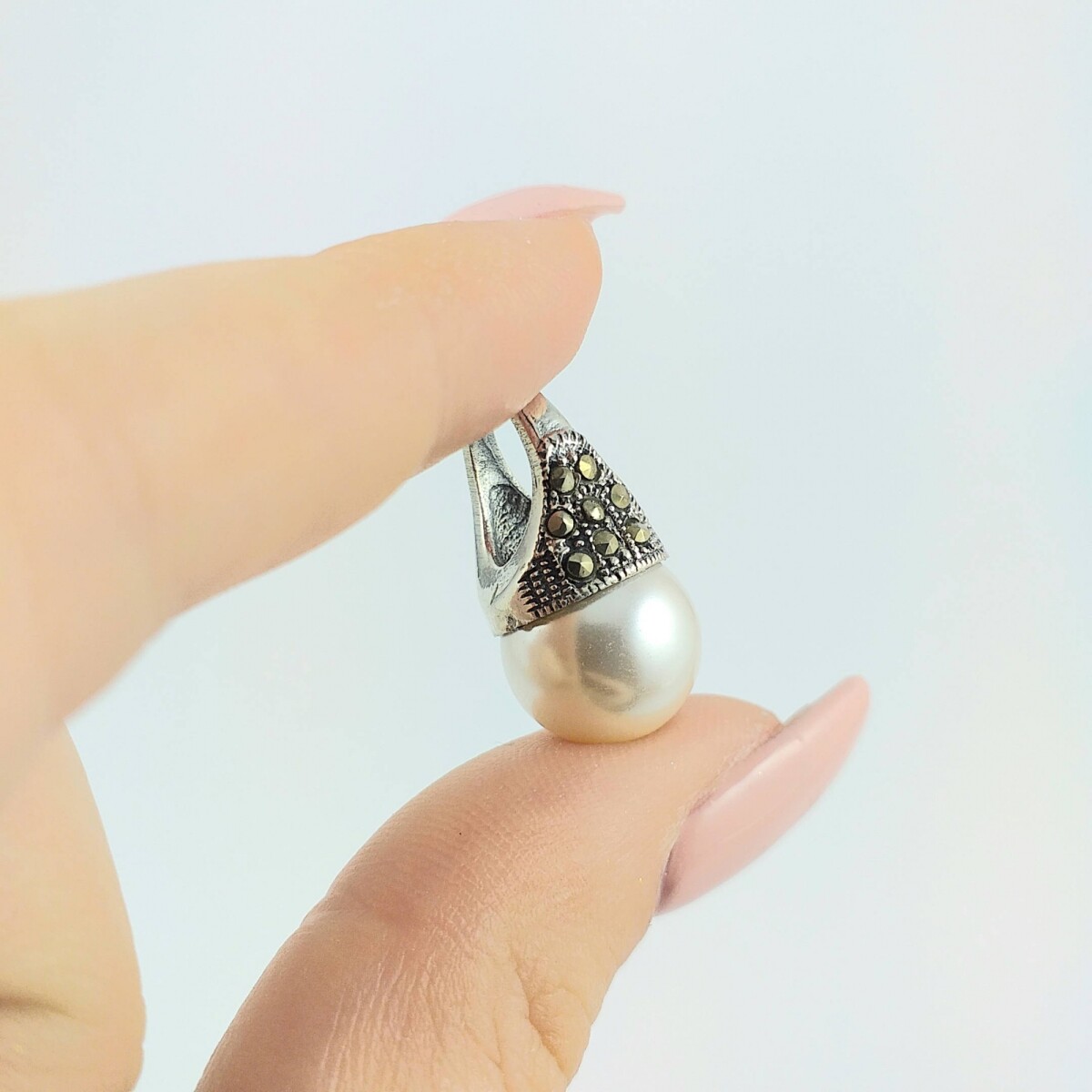 Dije de plata 925 Lady Di con perla 12mm y circonias, largo 2.2cm*1.1cm. 