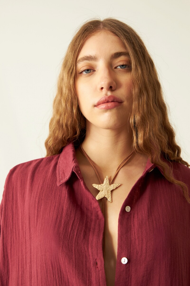 Camisas con botones de carey bordo