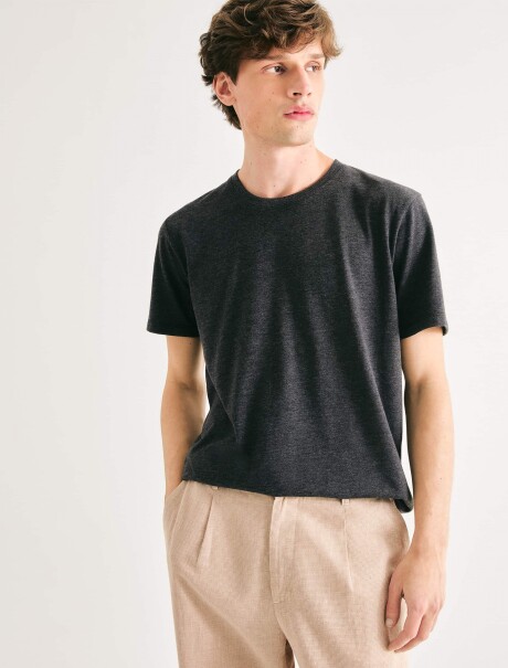 CAMISETA BÁSICA UNISSEX REGULAR WORLD GRIS OSCURO