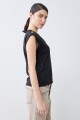 Remera con botones en hombros negro