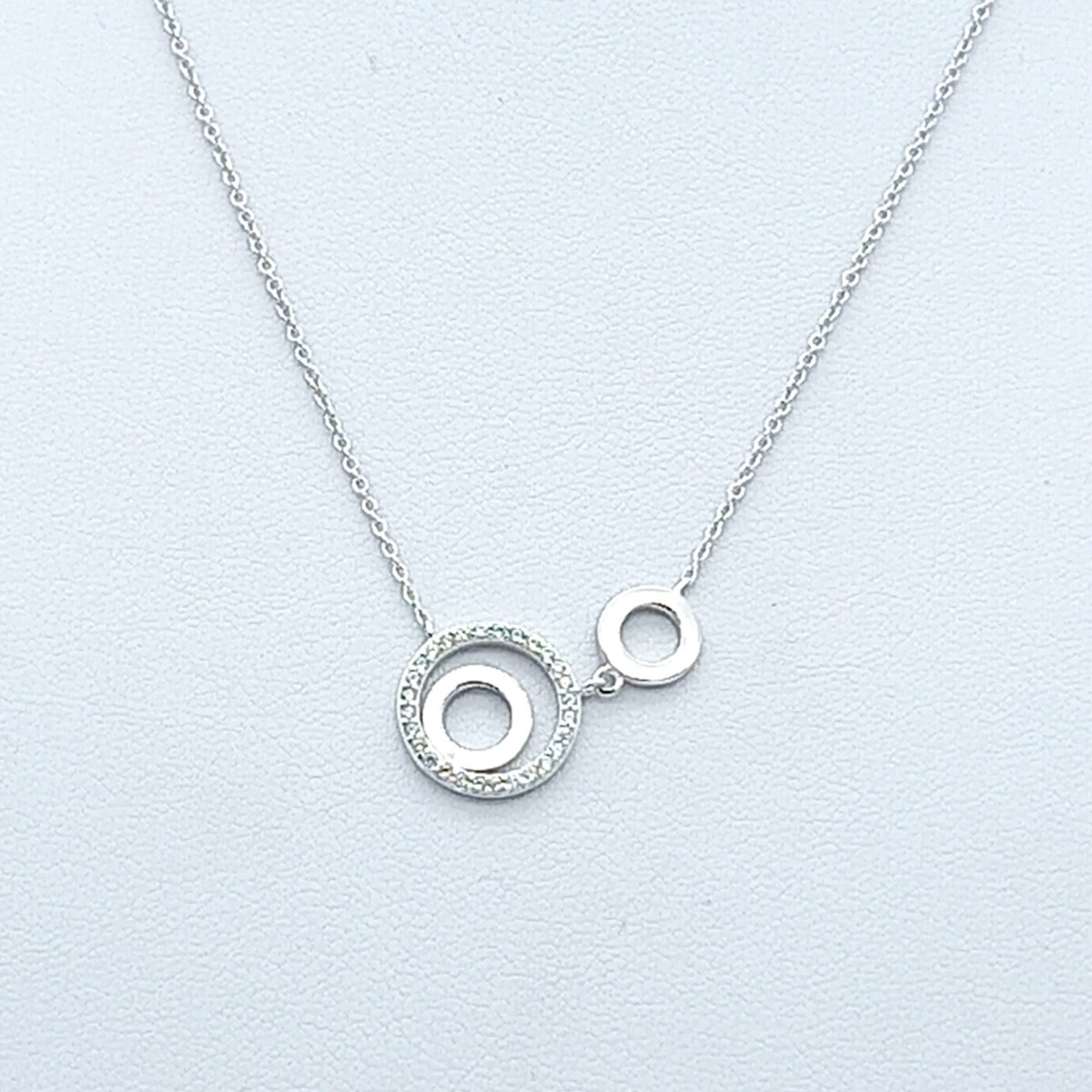 Gargantilla de plata 925 con baño de oro gris y circonias. 