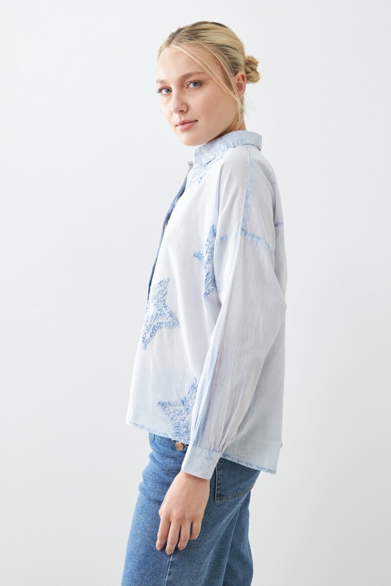 Camisa con estrellas aplicadas celeste