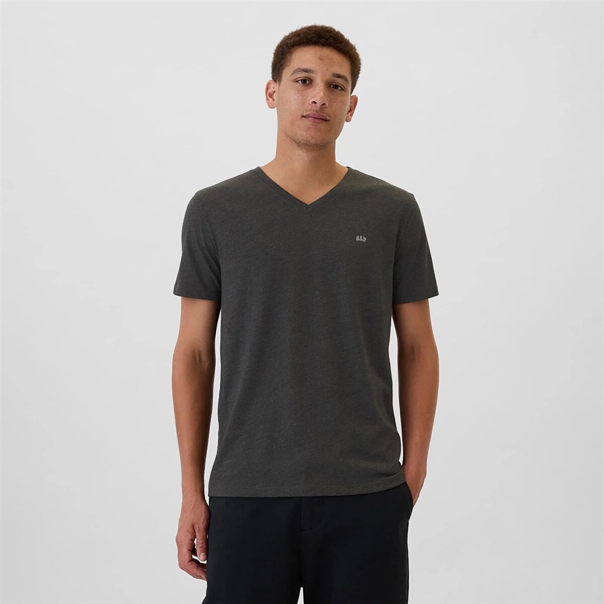 Remera Cuello V Mini Logo Gap Hombre - Charcoal Heather 