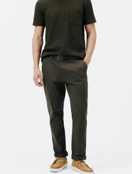 PANTALÓN ESTILO CHINO SLIM VERDE