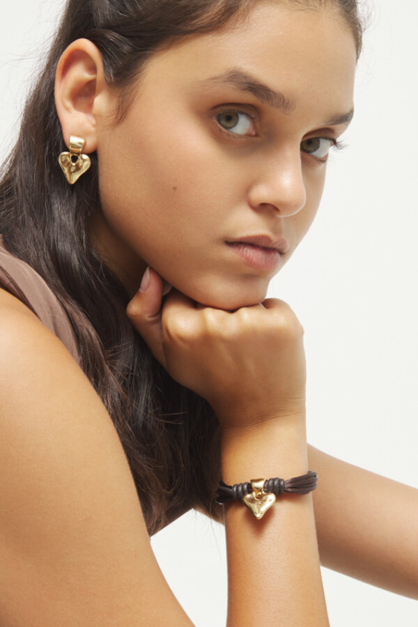 PULSERA MEZCLA DE HILO EFECTO SEDA CON CUERO MARRÓN Y DETALLE DE CORAZÓN BAÑADO EN ORO 18K Pulsera
