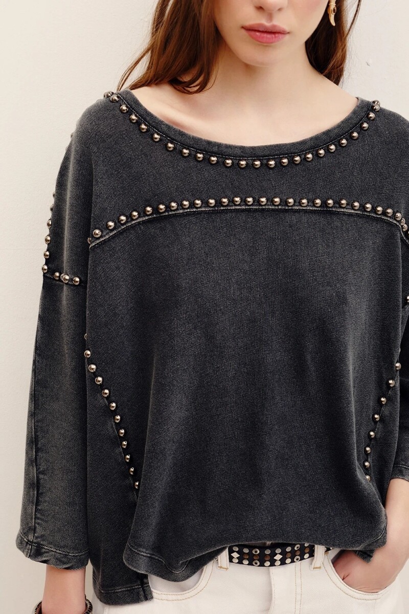 REMERA STUDS Gris Oscuro