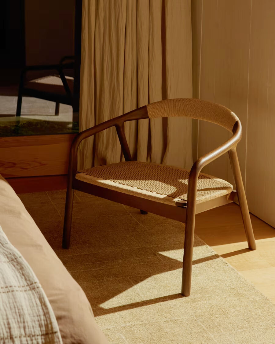 Butaca Derile de madera maciza de roble acabado nogal y cuerda de papel beige Butaca Derile de madera maciza de roble acabado nogal y cuerda de papel beige