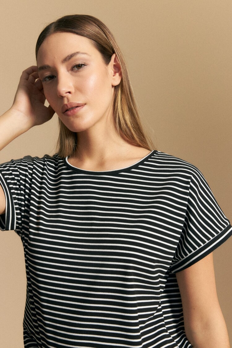 REMERA ANTIBES Negro