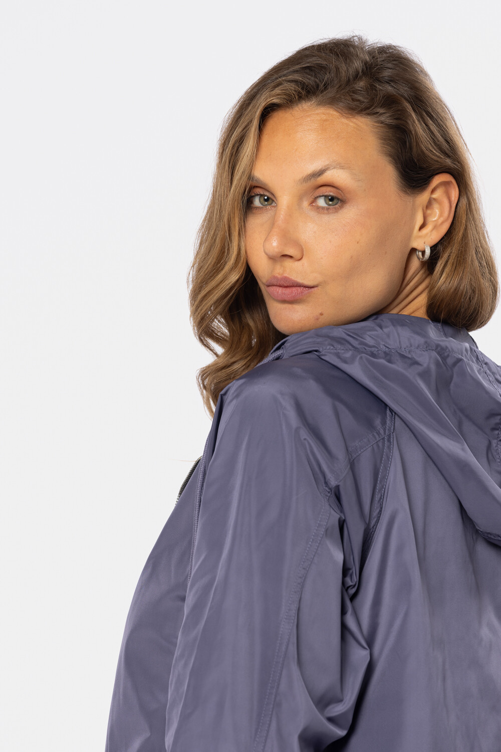 CAMPERA DE NYLON CON CAPUCHA Violeta