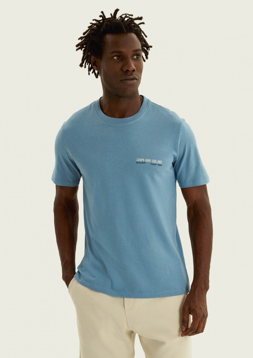 CAMISETA CON ESTAMPA MODELO REGULAR - CELESTE 