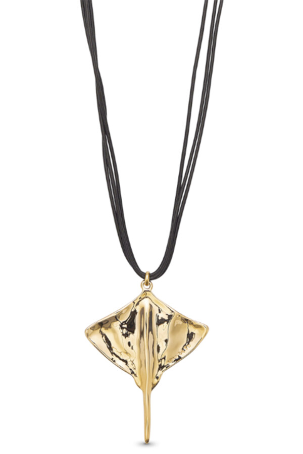 COLGANTE DE CUERO CON ALEACIÓN DE METALES BAÑADO EN ORO 18K CON FORMA DE MANTARRAYA Colgante