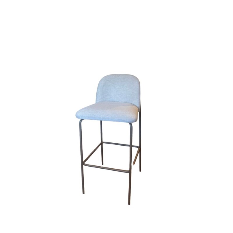 Banco Alto para barra base y patas metal choco leve / Asiento y respaldo tapizado tela Clara Banco Alto para barra base y patas metal choco leve / Asiento y respaldo tapizado tela Clara