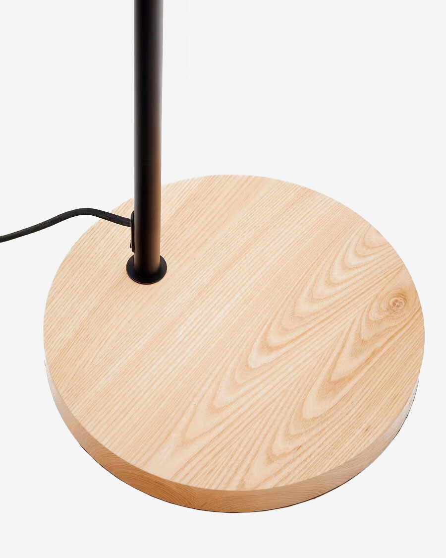 Lámpara de pie Catlar de madera de fresno y metal con acabado pintado negro