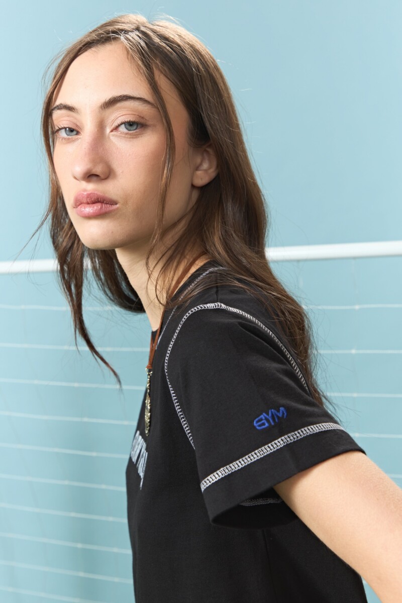 Remera con pespunte negro