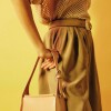 Cartera al hombro Leaf en efecto cuero charol Rosa
