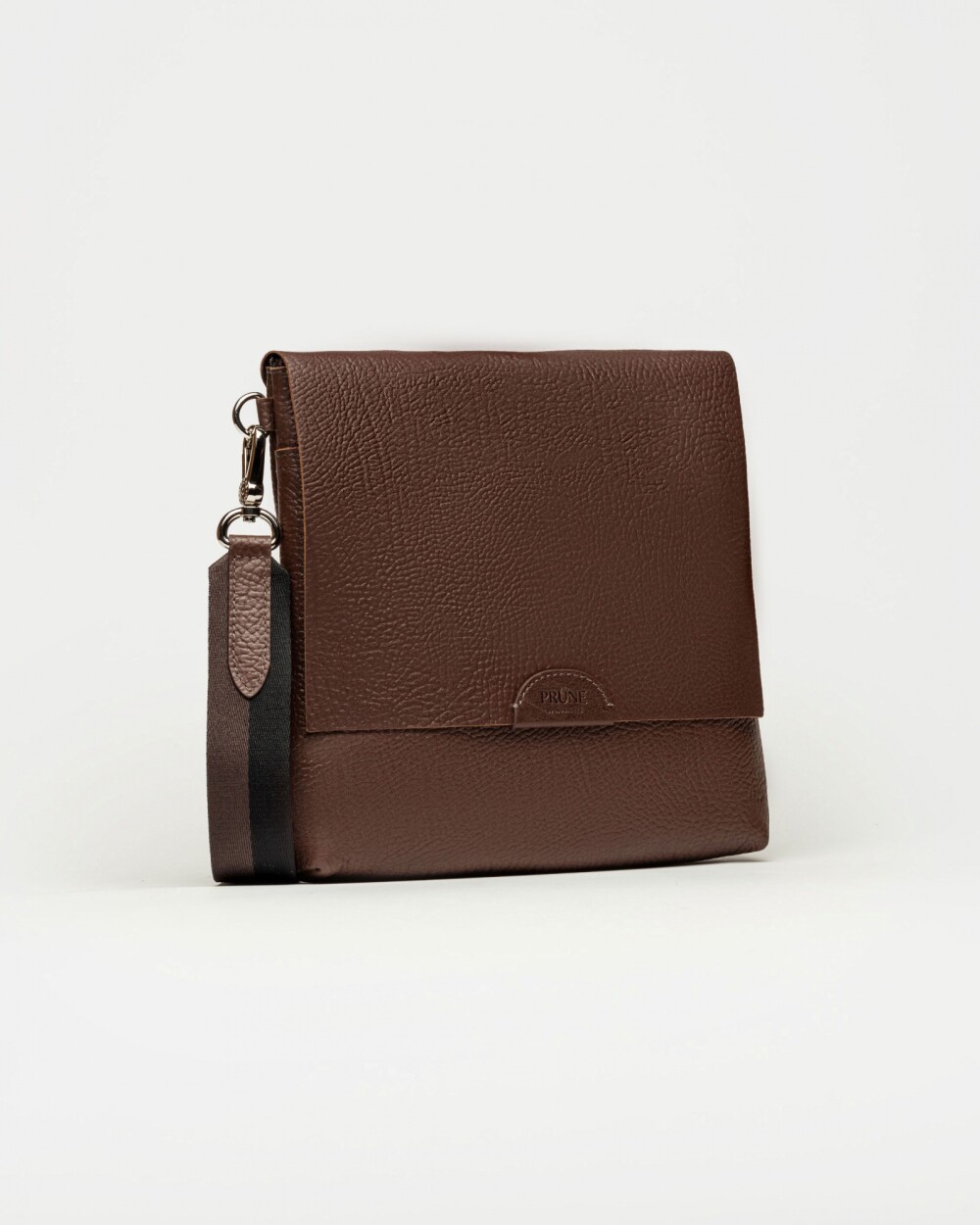 Bandolera Olivia En Cuero Graneado Bufalo Waxy Chocolate Niquel