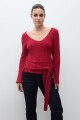 Sweater con lazo rojo