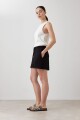 Short con bolsillos laterales negro