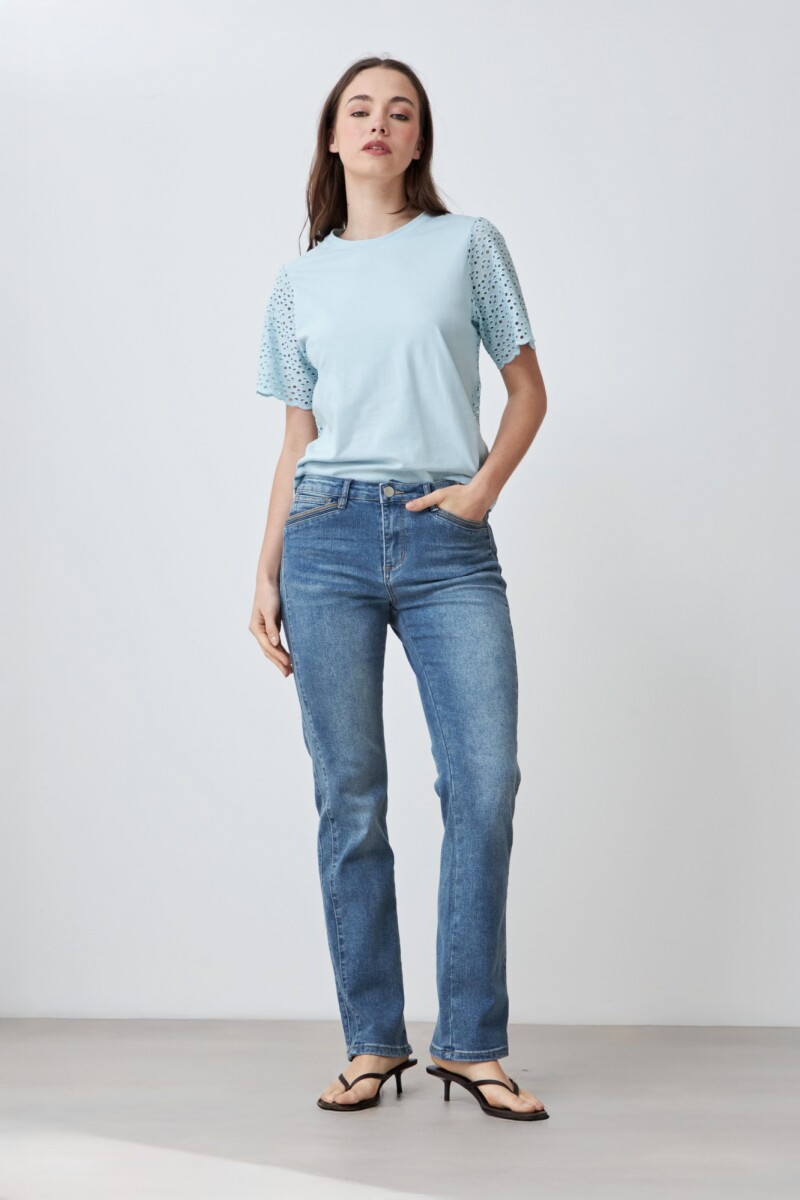 Remera con broderie verde agua