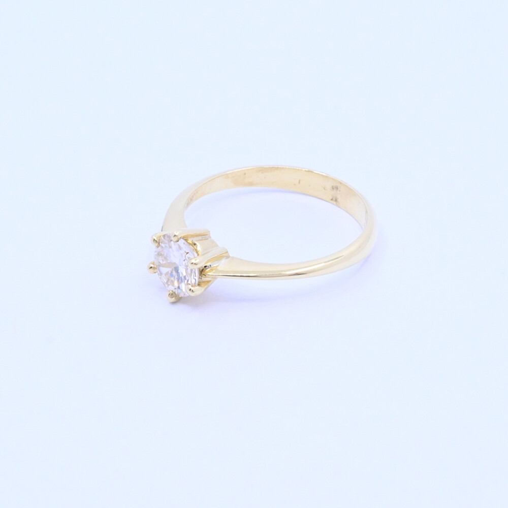 Anillo solitario oro 18k y brillante engarce 6 puntas. Anillo solitario oro 18k y brillante engarce 6 puntas.