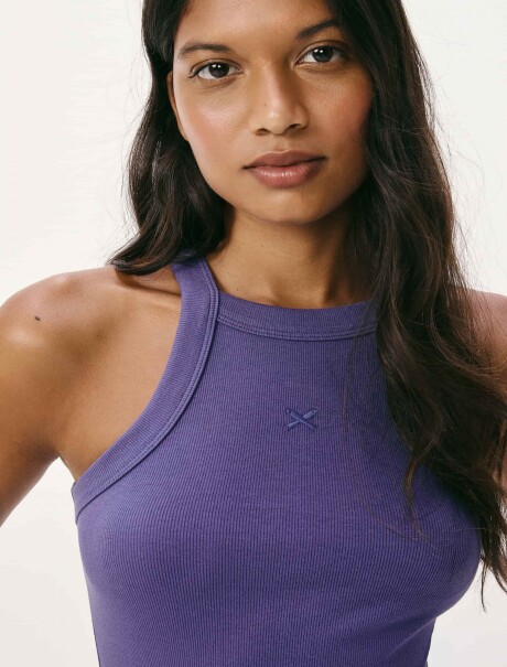 CAMISETA DE TIRANTES CON BORDADO VIOLETA