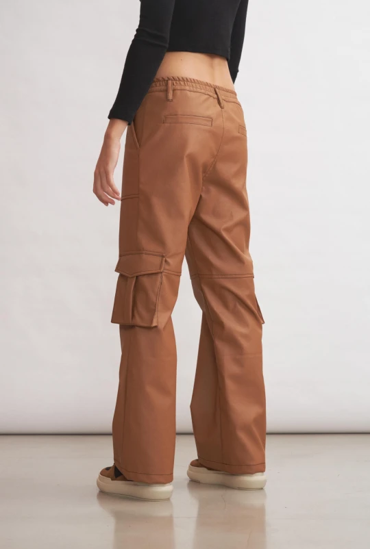 Pantalón Leather Cargo Marrón