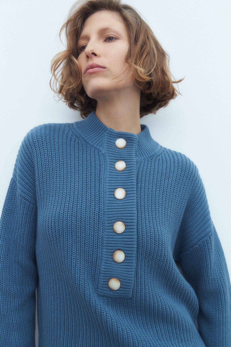 Sweater con botones azul petroleo