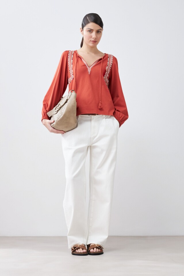 Remera boho con bordados lacre