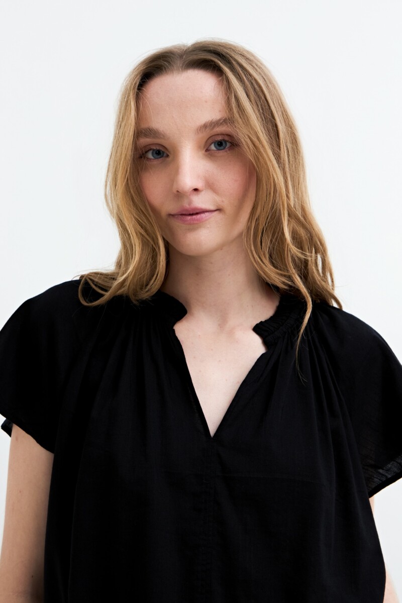 Blusa manga corta con frunce en hombros NEGRO